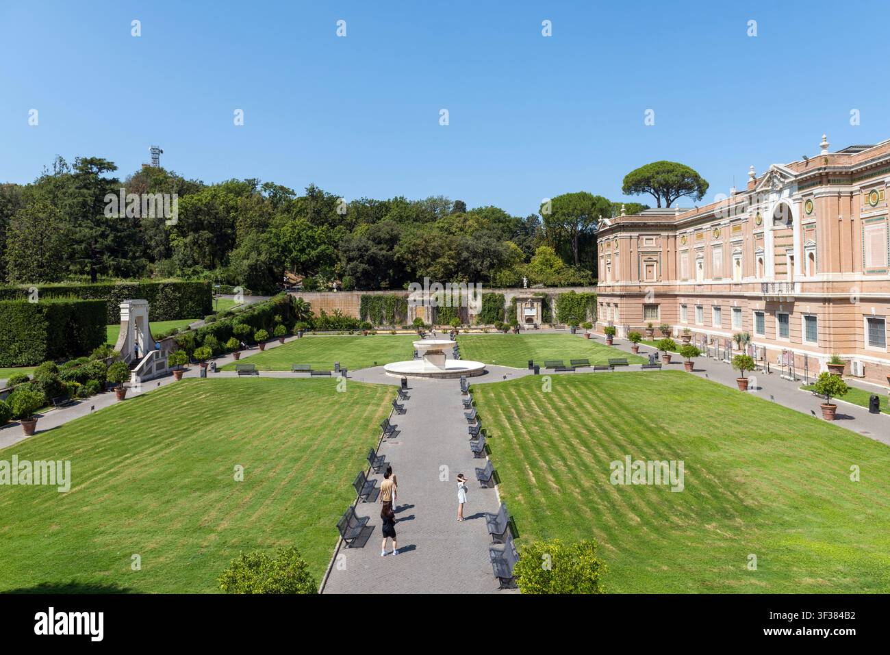 Der Square Garden, auch bekannt als Giardino Quadrato, ist ein italienischer Geheimgarten im formalen Renaissance-Stil, der vor dem Vatikan gelegen ist Stockfoto