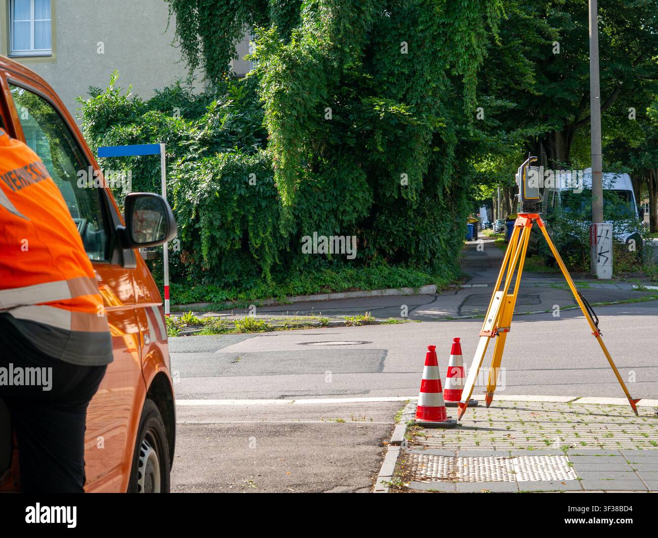 Begutachtung einer Straße in einer deutschen Stadt durch die kommunale Bauverwaltung – Inspektion der städtischen Infrastruktur Stockfoto