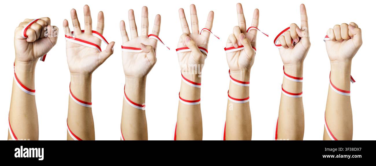 Satz von menschlichen Händen, die mit rotem und weißem Band umwickelt sind und Fingerzählzahlen anzeigen, isoliert auf weißem Hintergrund. Hochwertiges Foto Stockfoto