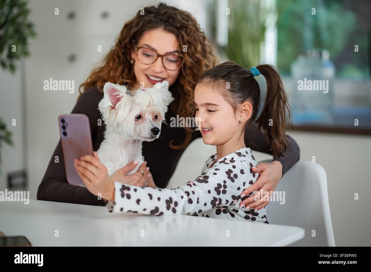 Mutter und Tochter machen Selfie mit dem Hund der Familie Stockfoto