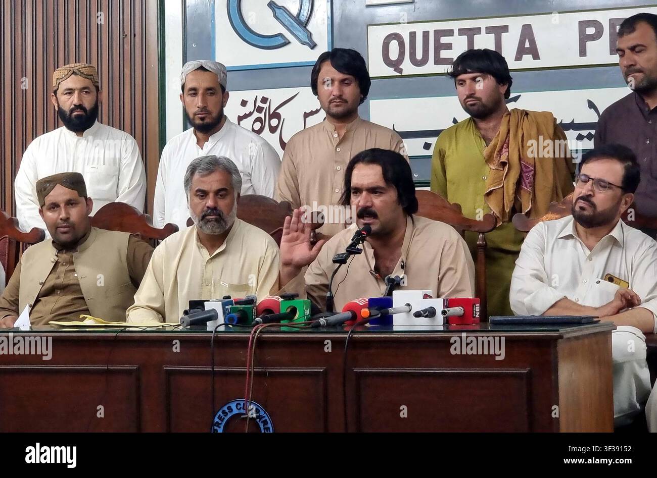 Jameel Achakzai, Präsident der All Water Tanker Association, sprach an einer Pressekonferenz, die am Mittwoch, dem 22. Juli 2026, im Quetta Press Club stattfand, zur Presse. Die Versammlung, die von ernsten Diskussionen mit neun Personen geprägt war, konzentrierte sich auf dringende Probleme der Wasserverteilung in der Region. Die Veranstaltung hob die Bemühungen der Vereinigung hervor, die Wasserversorgungsprobleme anzugehen, die für die lokale Bevölkerung von entscheidender Bedeutung sind. Die Konferenz unterstrich die Notwendigkeit effektiver Wasserverwaltungsrichtlinien, um einen gleichberechtigten Zugang zu dieser lebenswichtigen Ressource sicherzustellen. Stockfoto