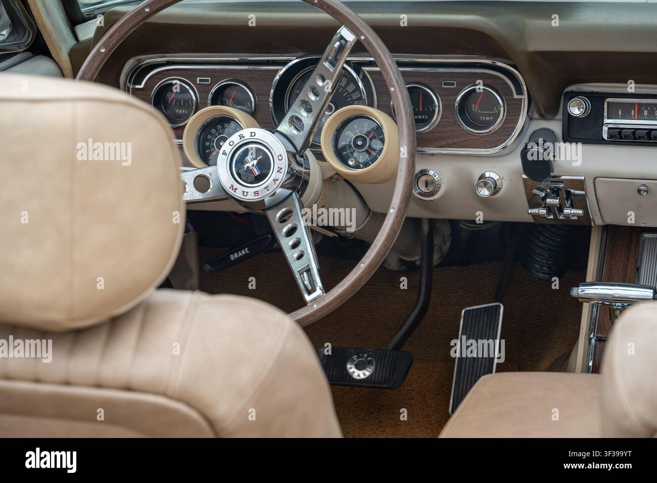 Lelystad, Niederlande, 21. Juni, Ford Mustang Interieur, Lenkrad und Armaturenbrett eines klassischen amerikanischen Muscle Cars am Nationalen Oldtimer-Tag Stockfoto