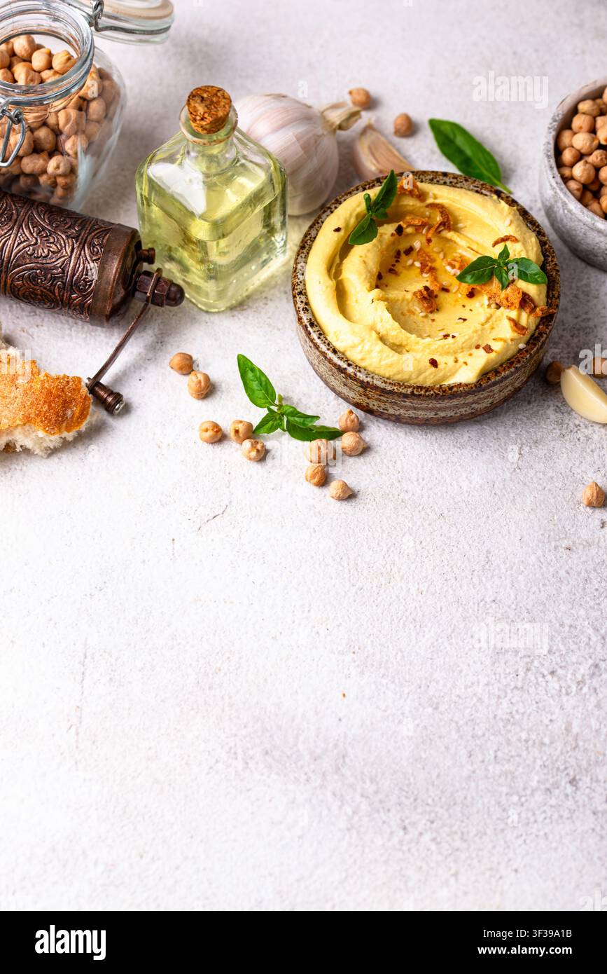 Traditioneller Hummus mit Kichererbsen, Paprika, Olivenöl Stockfoto