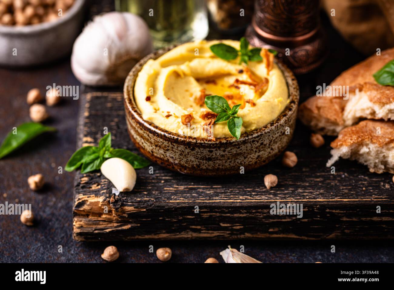 Traditioneller Hummus mit Kichererbsen, Paprika, Olivenöl Stockfoto