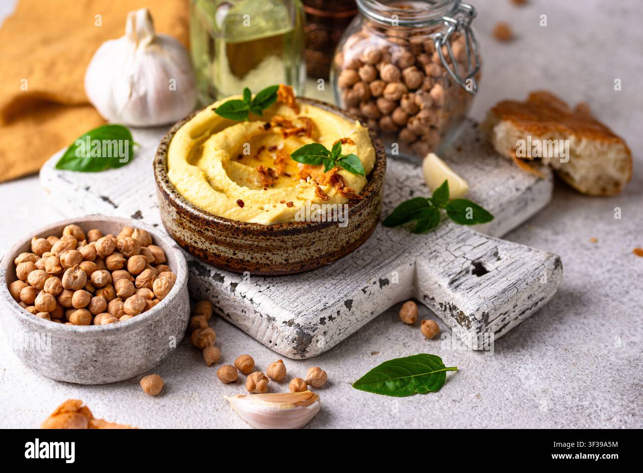 Traditioneller Hummus mit Kichererbsen, Paprika, Olivenöl Stockfoto