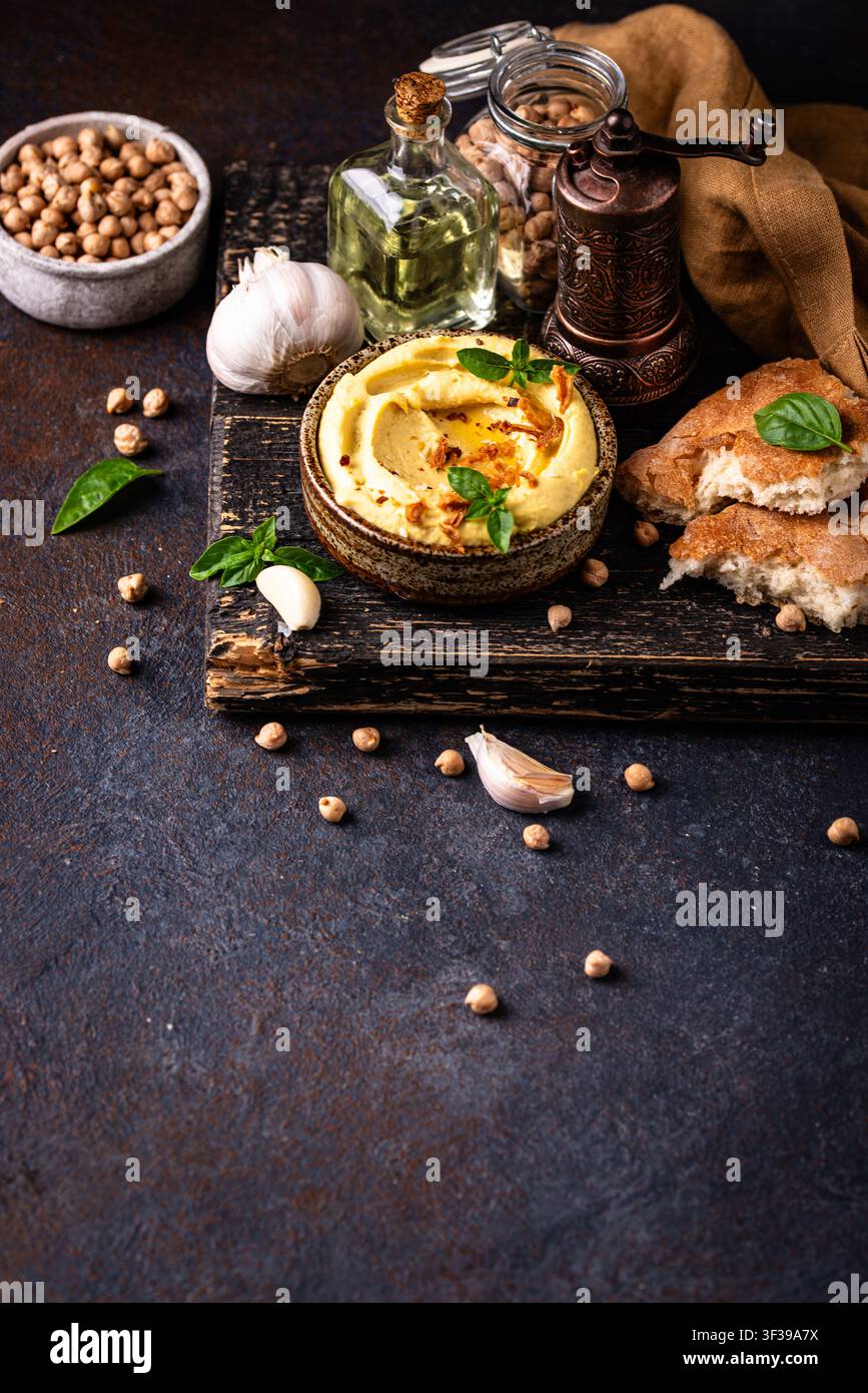 Traditioneller Hummus mit Kichererbsen, Paprika, Olivenöl Stockfoto