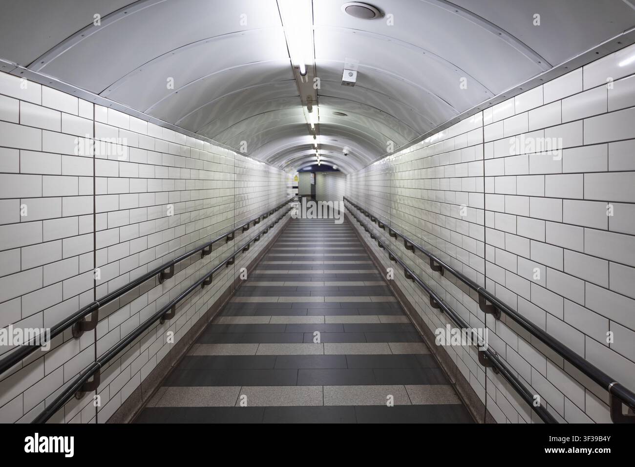 Leerer gefliester unterirdischer Fußgängertunnel Stockfoto