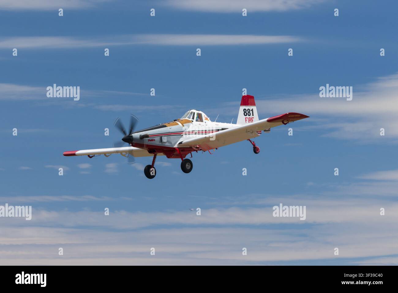 AT-802 Tanker 881 Löschflugzeug im Endanflug auf Rogers Field, Chester, Kalifornien während Luftlöschoperationen bei Waldbränden. Stockfoto