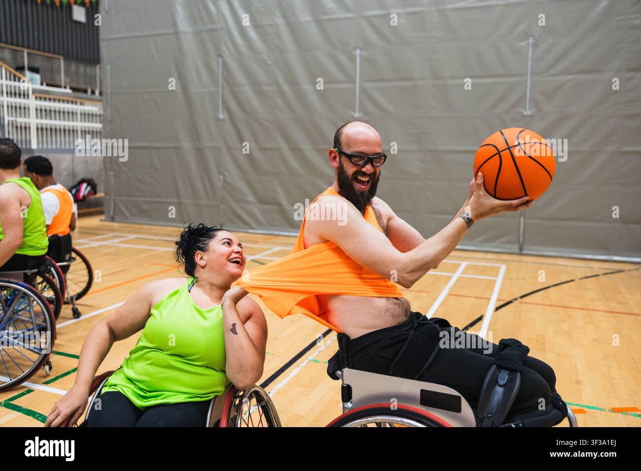 Rollstuhlbasketballer haben Spaß während des Spieltrainings Stockfoto