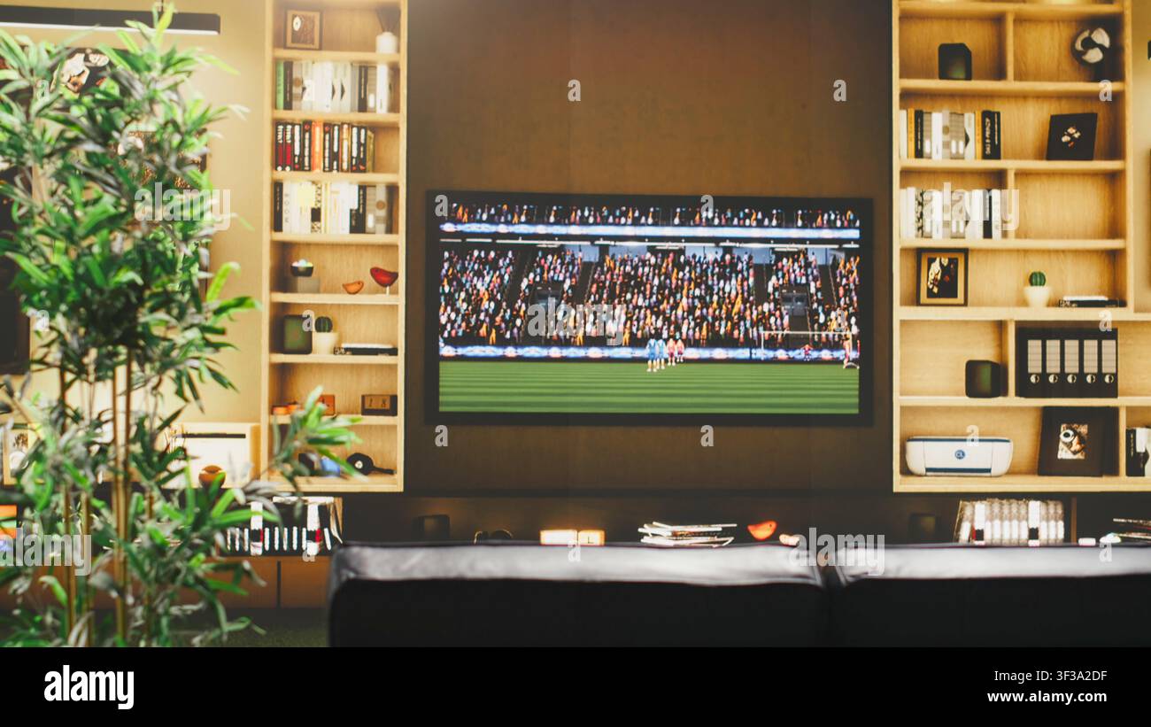 Fußballspiel auf einem 4K-Fernsehgerät in einer leeren, warmen Wohnung mit einem Sofa, das zum Ansehen bereit ist. Schwenkaufnahme eines Heimkinos mit TV-Bildschirm und Couch, vorbereitet für das Fußballspiel Stockfoto