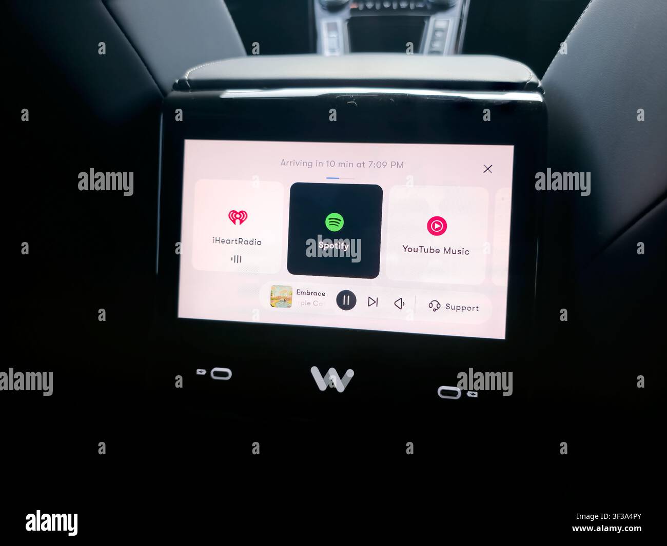 DALLAS, TX, USA - 13. JULI 2026: Innenansicht eines Waymo-Autos mit einem interaktiven Bildschirm, der beliebte Streaming-Apps wie Spotify, iHeartRa zeigt Stockfoto