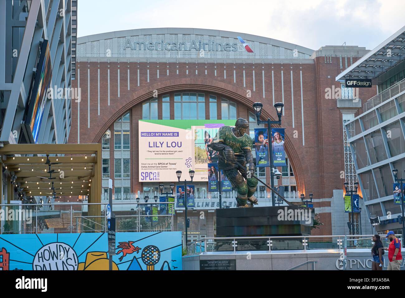 DALLAS, TX, USA - 13. JULI 2026: Der Eingang des American Airlines Center zeigt eine auffällige Eishockeystatue und farbenfrohe Banner. Dieser Veranstaltungsort ist ein Stockfoto