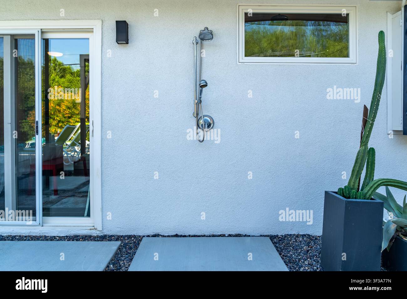 Außen Dusche an einer Ferienhausfassade aus Stuck. Stockfoto