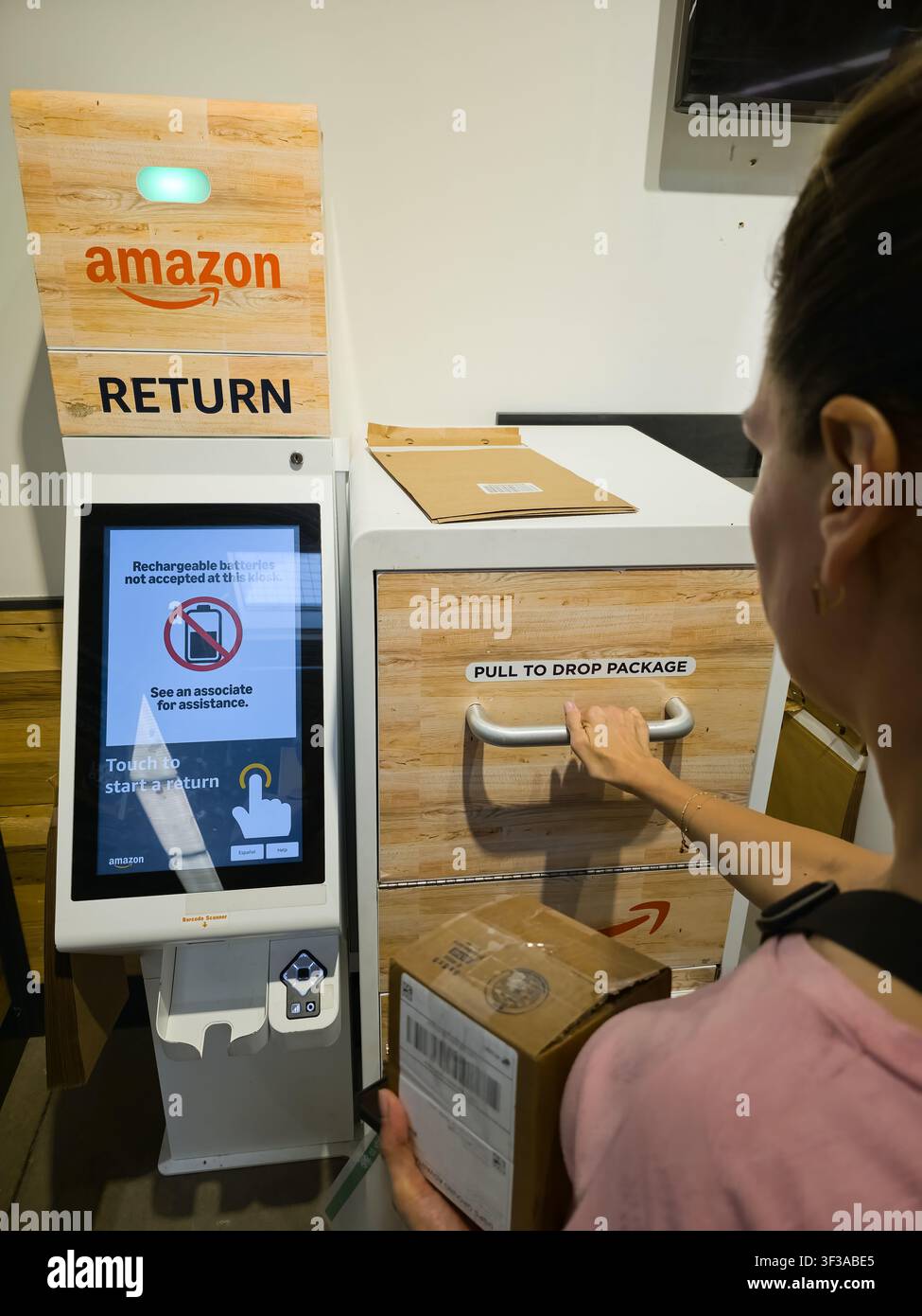 DALLAS - 15. JULI 2026: Ein Kunde nutzt einen Amazon-Rückgabekiosk, der sich in einem Whole Foods Market in Dallas befindet. Der Kiosk ermöglicht eine bequeme Paket Stockfoto