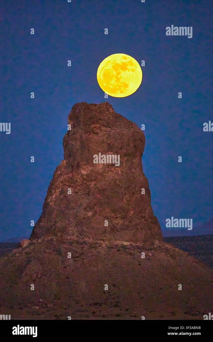 Vollmond über Trona Pinnacles Tufa Spire bei Nacht, Kalifornienlandschaft Stockfoto