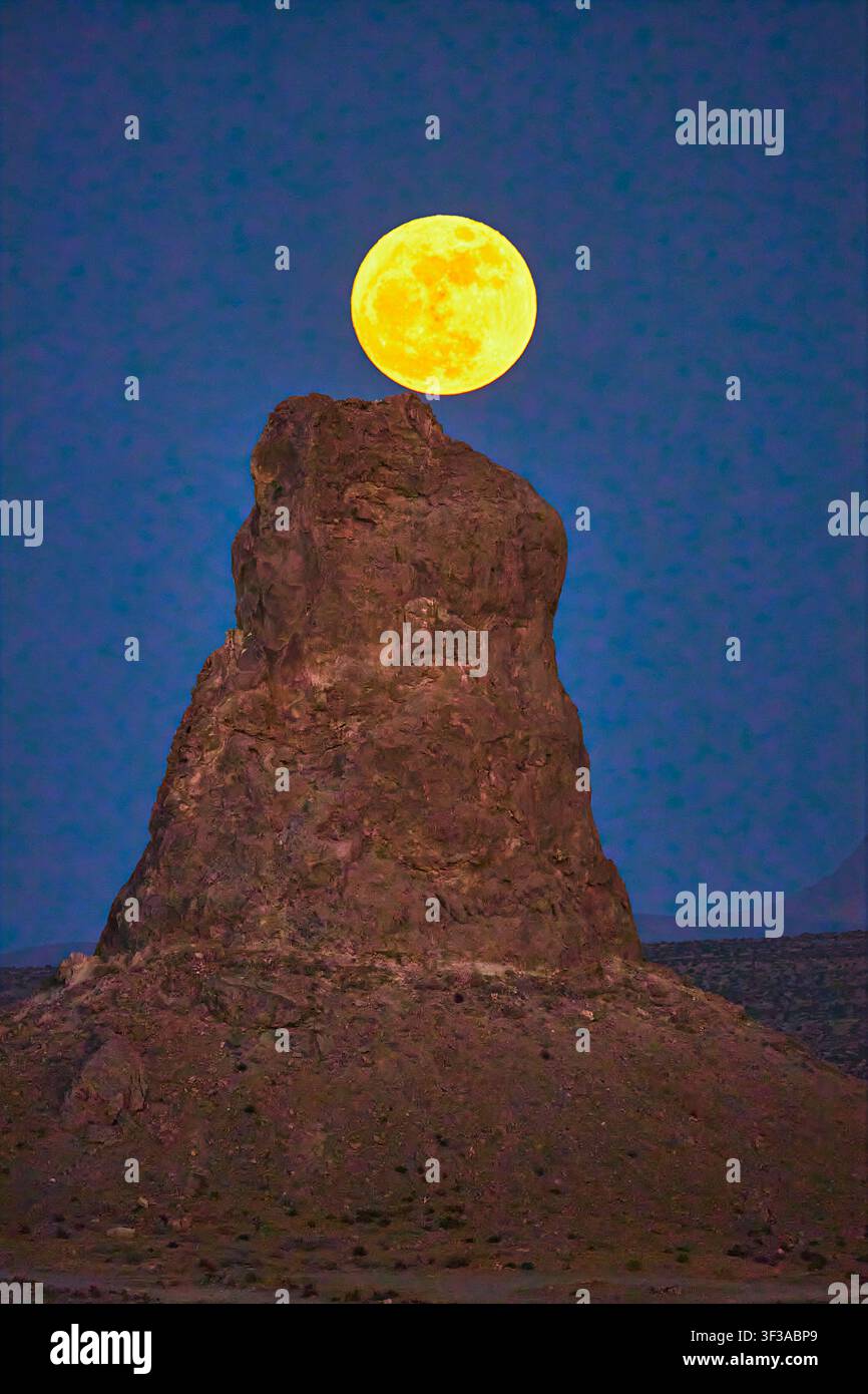 Vollmond über Trona Pinnacles Tufa-Spitze bei Nacht, Wüstenlandschaft in Kalifornien Stockfoto