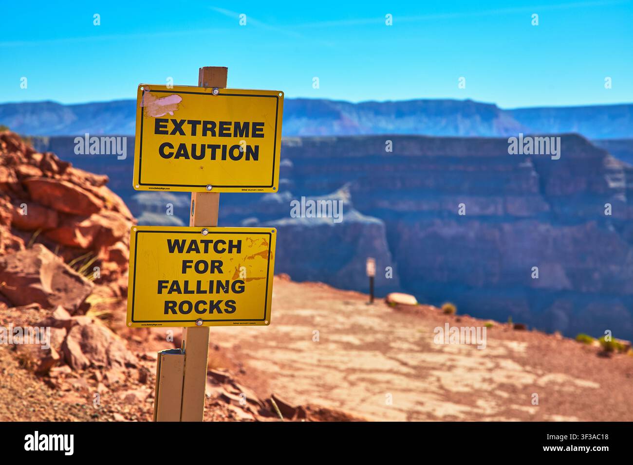 Grand Canyon West Warnschild Extreme Vorsicht und fallende Steine Arizona Stockfoto