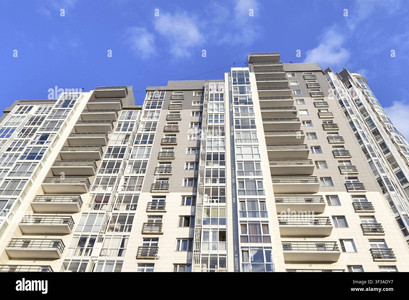 Das moderne mehrstöckige Wohngebäude in Moskau, Russland Stockfoto