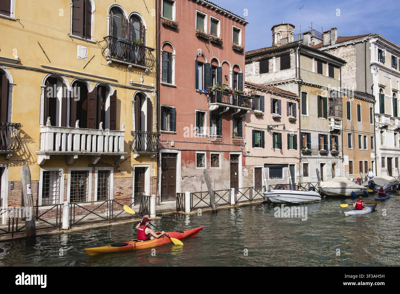 Kajakfahrer in der Lagune von Venedig, Veneto, Italien Stockfoto