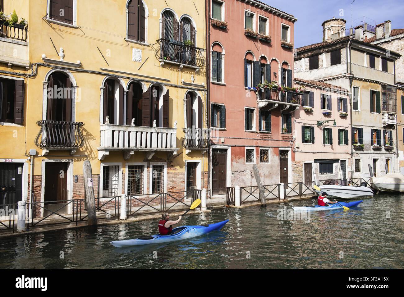 Kajakfahrer in der Lagune von Venedig, Veneto, Italien Stockfoto
