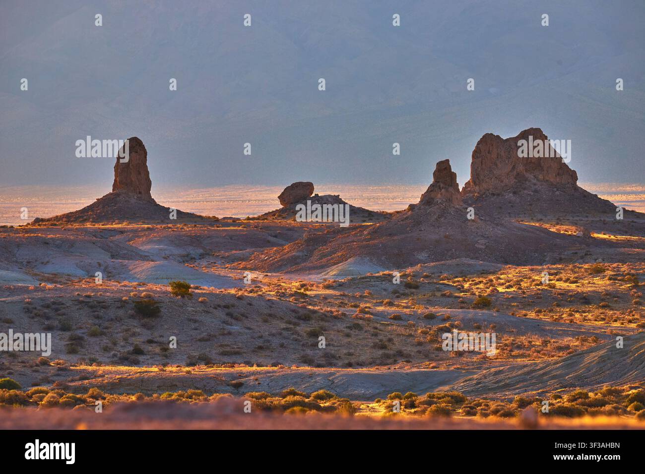 Wüstenlandschaft der Trona Pinnacles bei Goldener Stunde mit dramatischen Felsformationen Stockfoto