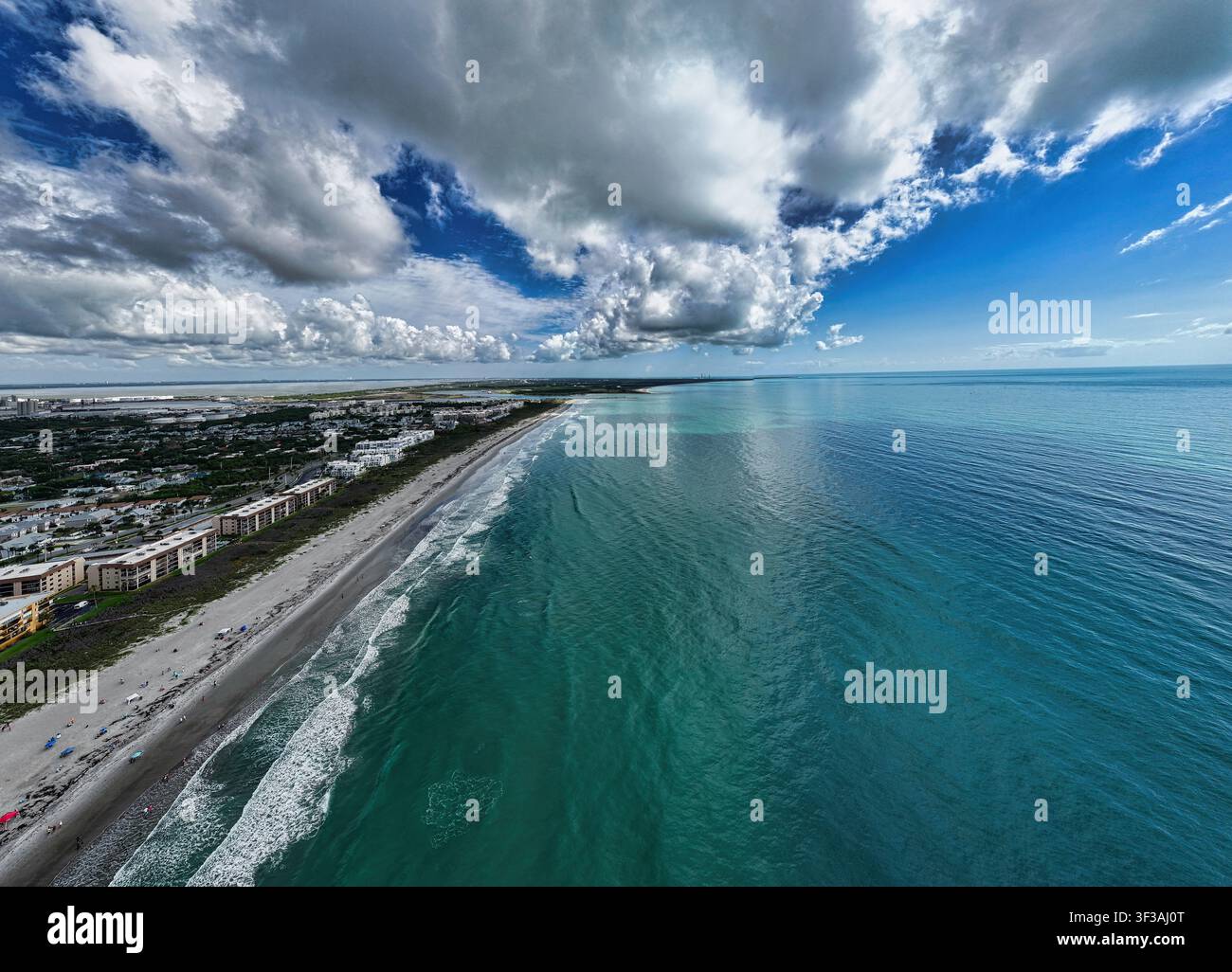 Luftaufnahme der Atlantikküste Floridas von Cape Canaveral aus, mit Blick nach Norden in Richtung Merritt Island, zeigt Strände, Dünen und die Küstenlandschaft Stockfoto