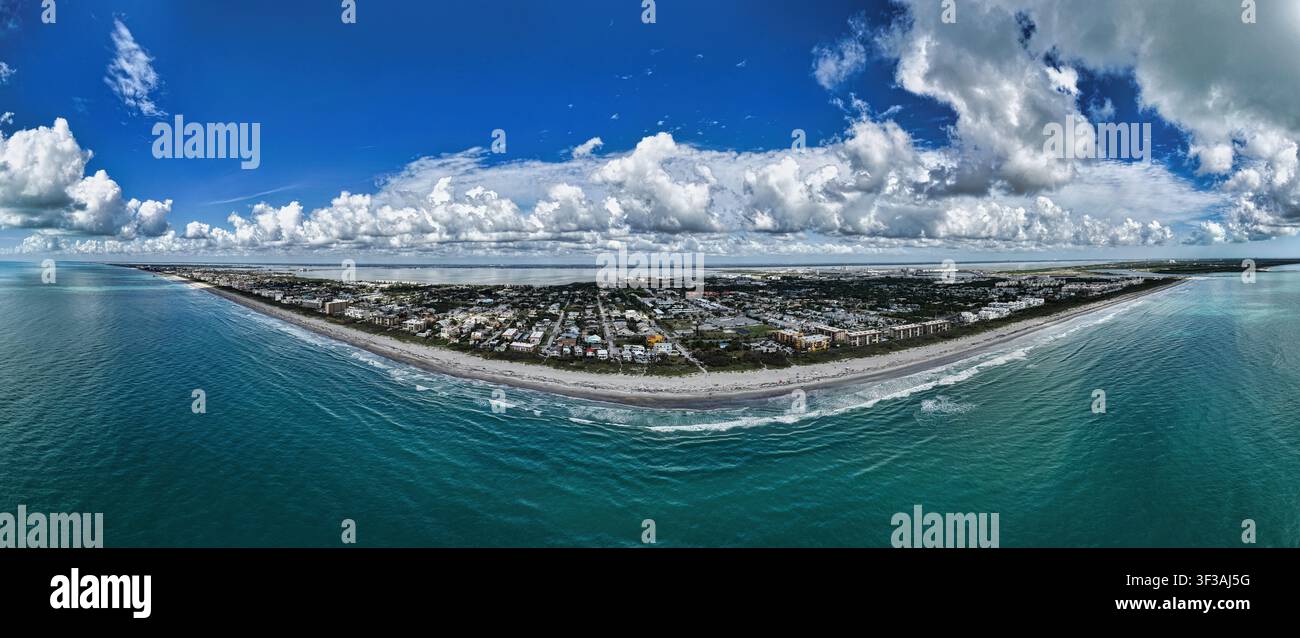 Luftbilddrohnenaufnahme der Space Coast Floridas in der Nähe von Cape Canaveral, USA, das die malerische Landschaft zeigt Stockfoto