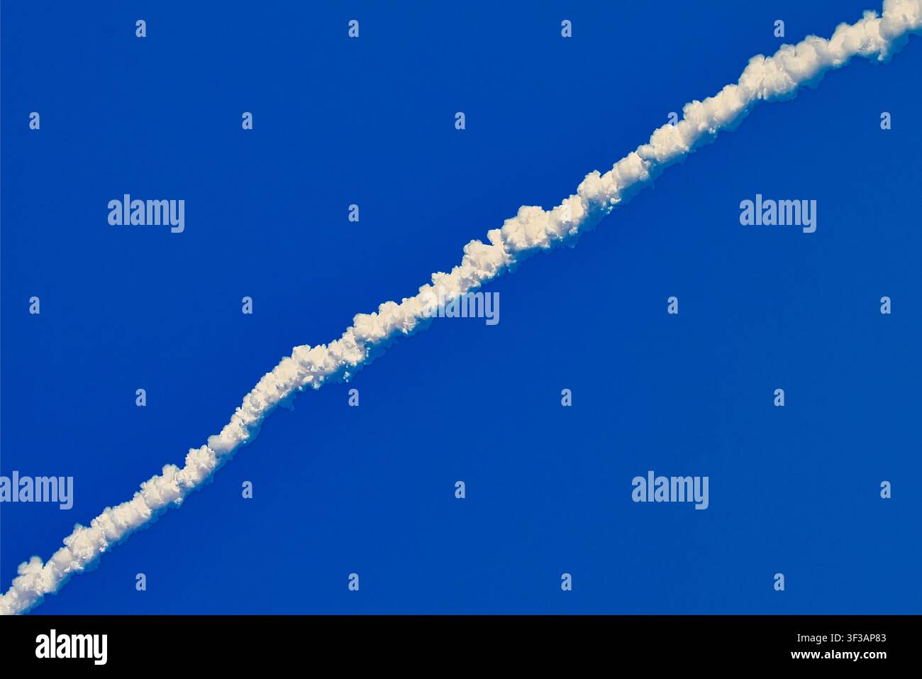 Rauchspur vom Start der NASA-Rakete Artemis II am 1. April, die den Himmel in einem deutlichen Winkel schneidet und einen kräftigen diagonalen Streifen über Flori hinterlässt Stockfoto