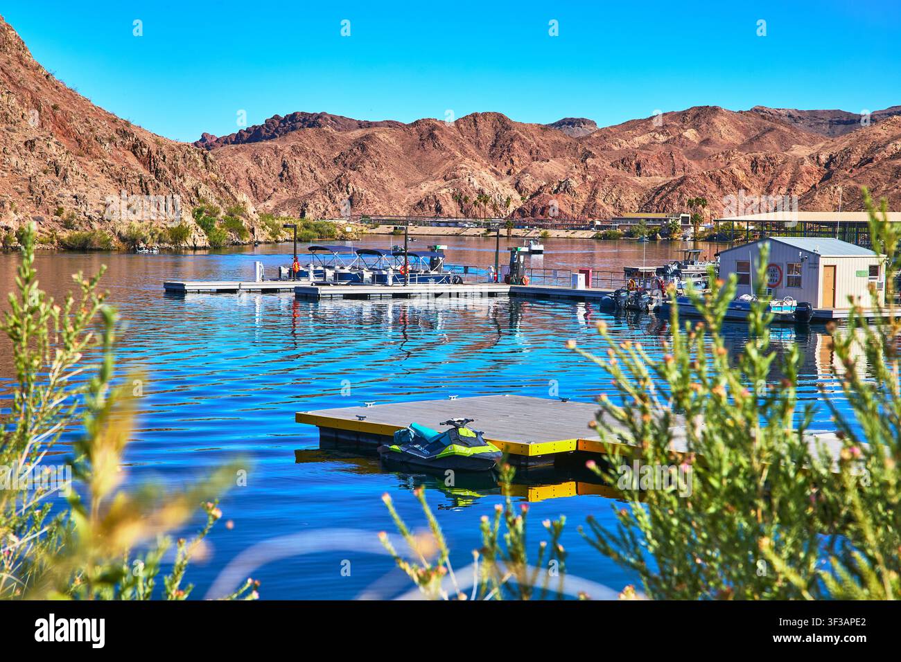 Willow Beach Marina Boote und Wüstenberge am Colorado River Arizona Stockfoto