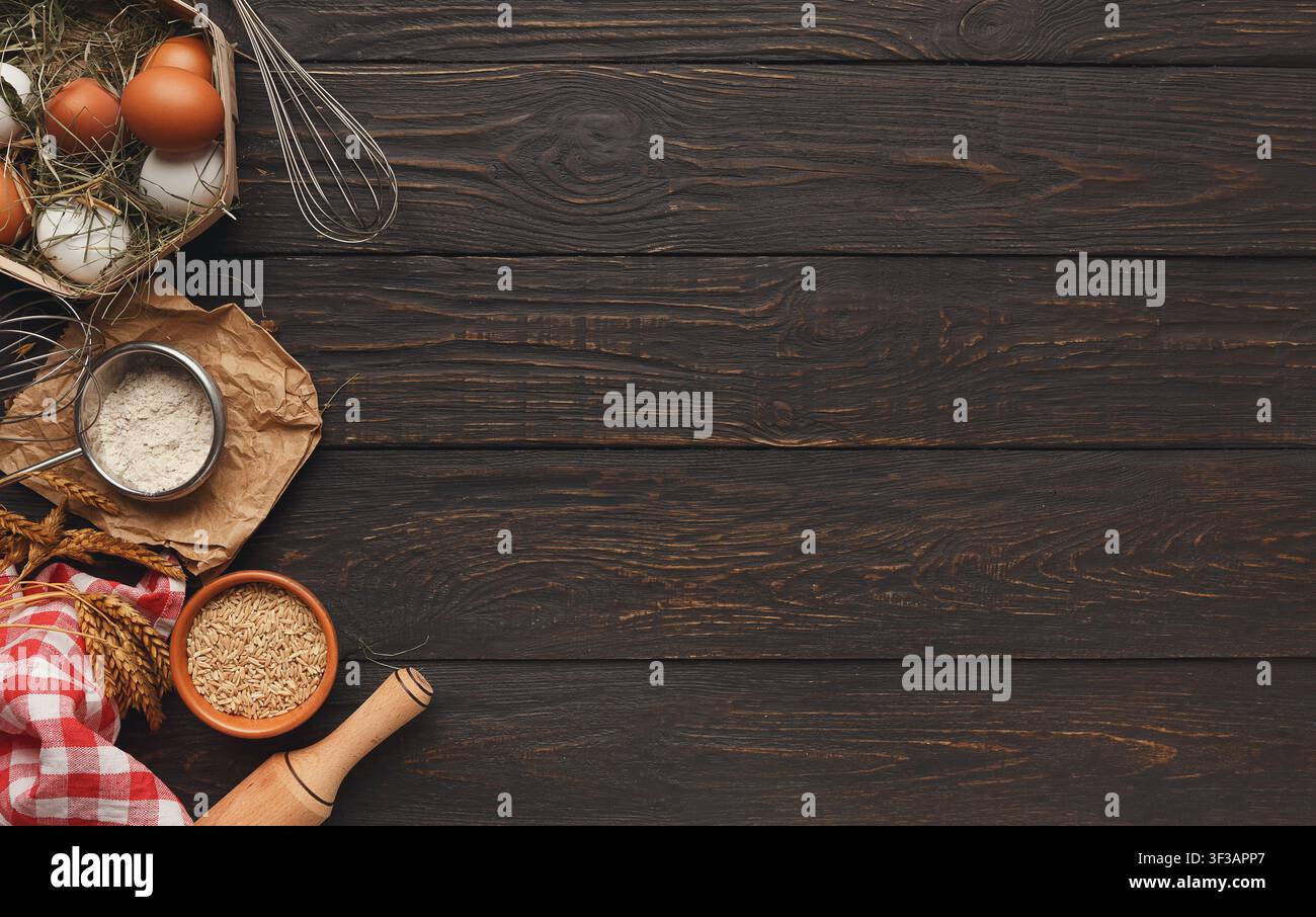 Backgrund mit Eiern und Mehl auf rustikalem Holz Stockfoto