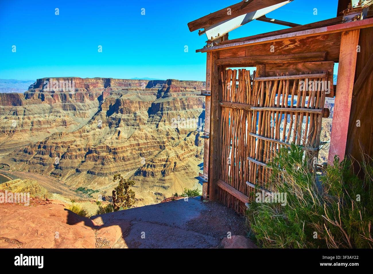 Grand Canyon West Verlassene Mine Rustikales Tor mit Blick auf die Klippen des Canyons Arizona Stockfoto
