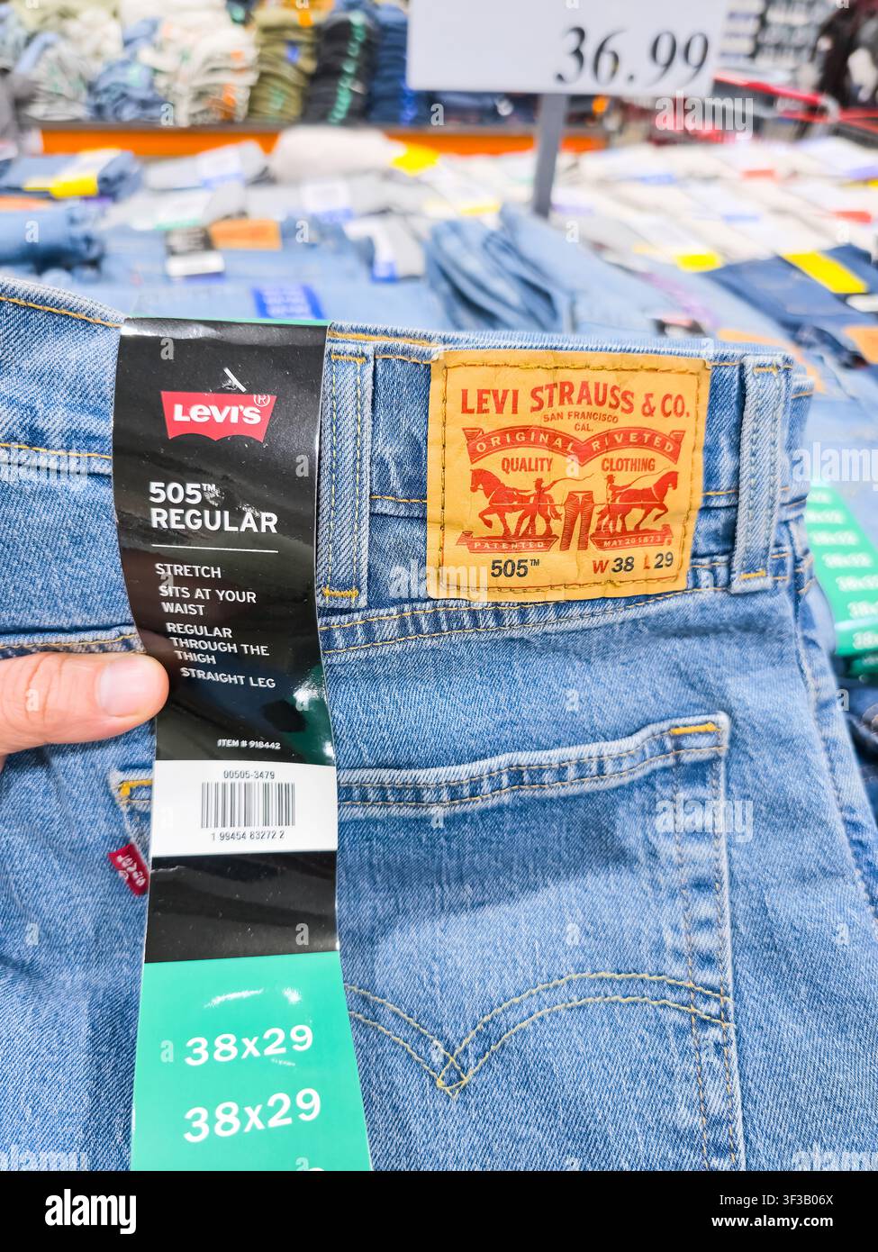 PLANO, TX, USA - 19. JULI 2026: Levi's 505 Regular Jeans werden mit markanter Markenpräsenz in einem Costco-Lagerhaus angezeigt. Levi's 505 ist bekannt für seine gerade Stockfoto