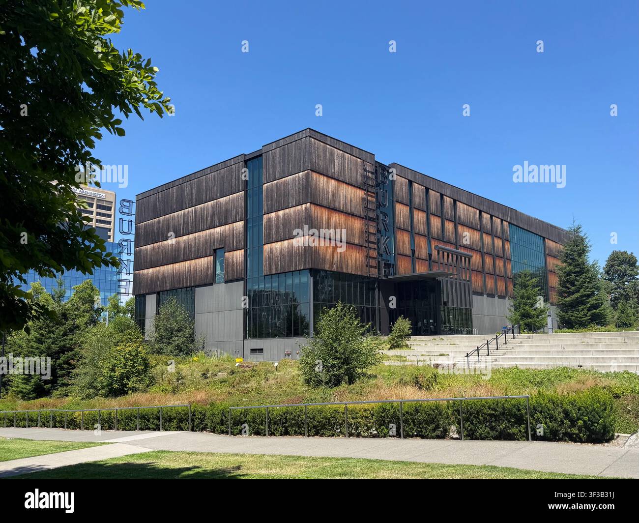 Außenansicht des Burke Museums für Naturgeschichte und Kultur auf dem Campus der University of Washington in Seattle, Washington. Nur für redaktionelle Nutzung. Stockfoto