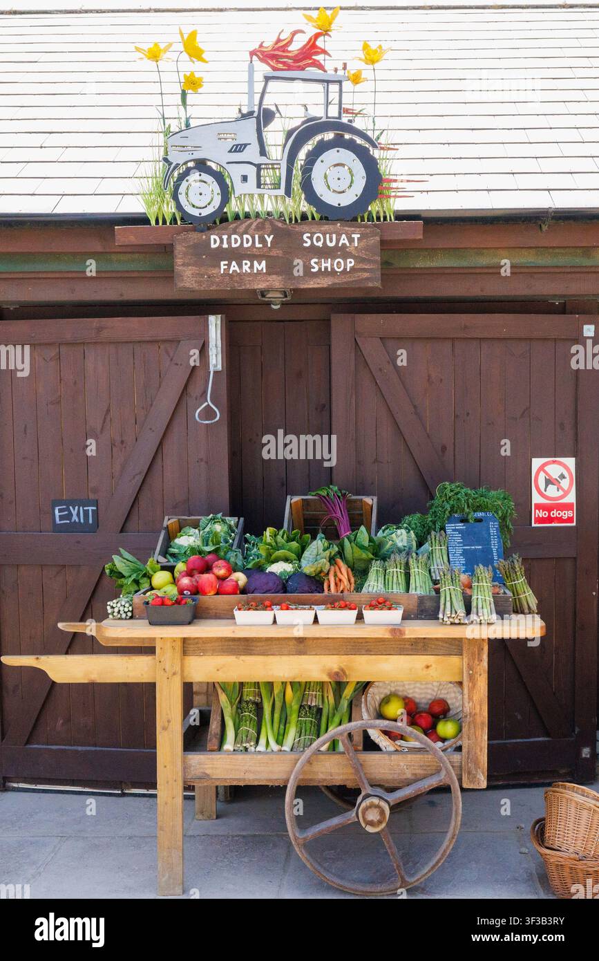 Cotswolds - 27. Mai 2026: Schild des Diddly Squat Farm Shop im Clarkson’s Farm Shop, Chipping Norton, England Stockfoto