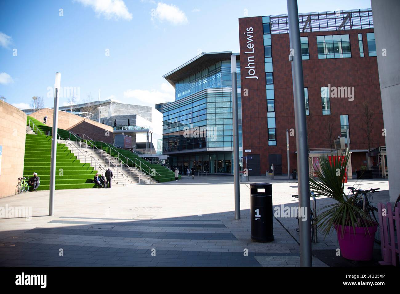 Die grünen Astroturf-Treppen im Chavasse Park neben dem John Lewis-Geschäft im Einkaufsviertel Liverpool ONE, Liverpool, Merseyside, England, UK. Stockfoto