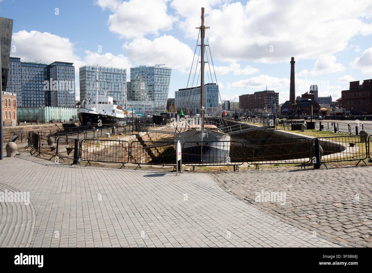 Der historische Dreimast-Schoner De Wadden von 1917, der im stufenförmigen Canning Graving Docks am Liverpooler Ufer erhalten ist. Stockfoto