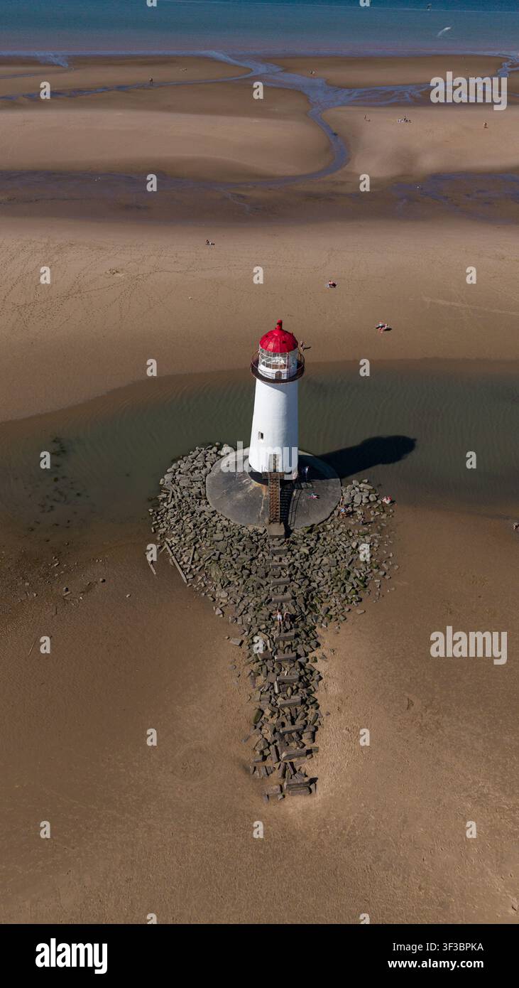 Luftbilddronensicht des Point of Ayr Leuchtturms und Talacre Beach bei Ebbe Stockfoto
