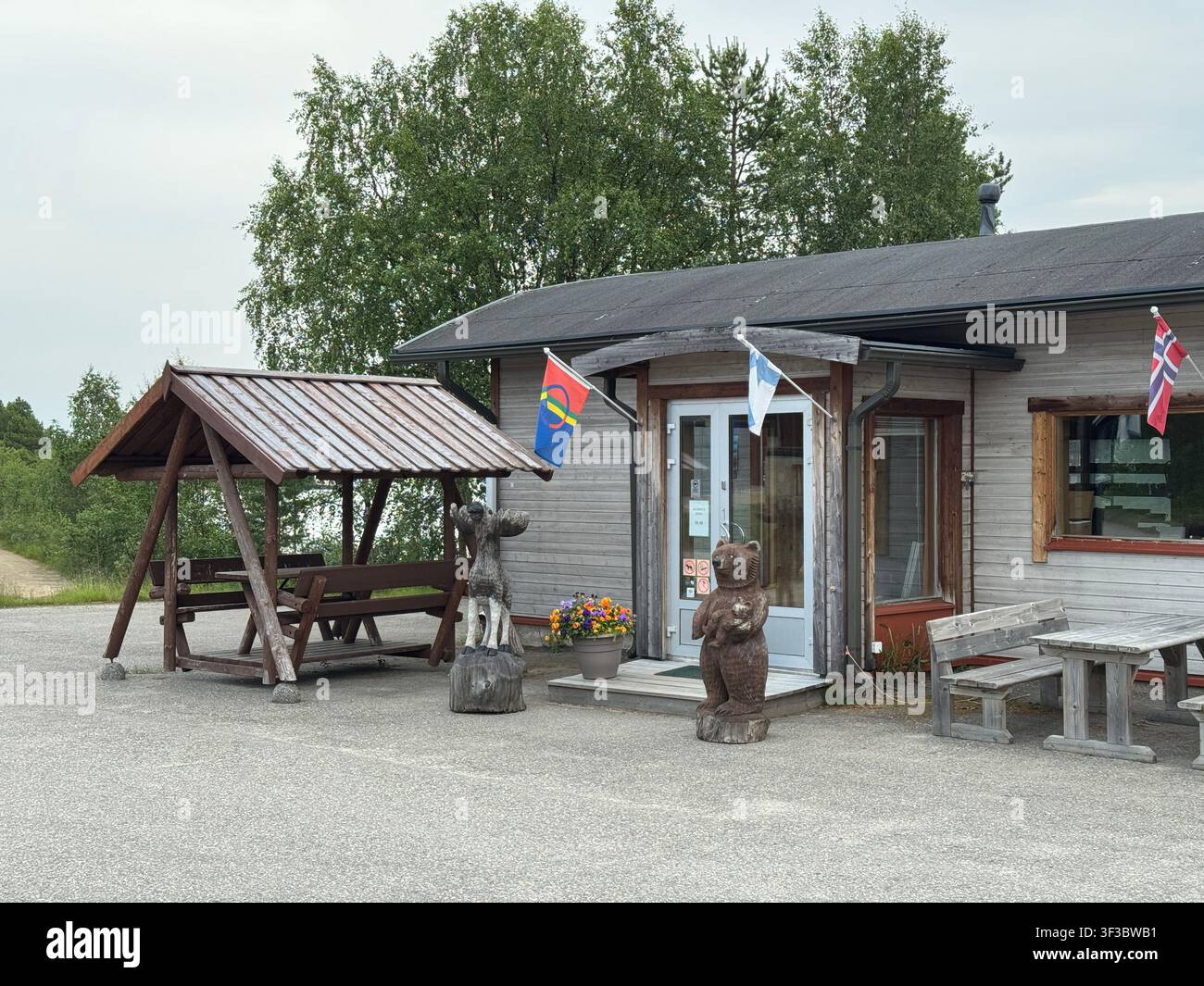 Außenansicht des Lapland Shop in Inari, Finnland, der lokale Souvenirs, Sámi-Handwerkskunst und arktische Geschenke anbietet. - Smartphone-aufgenommenes Stockfoto
