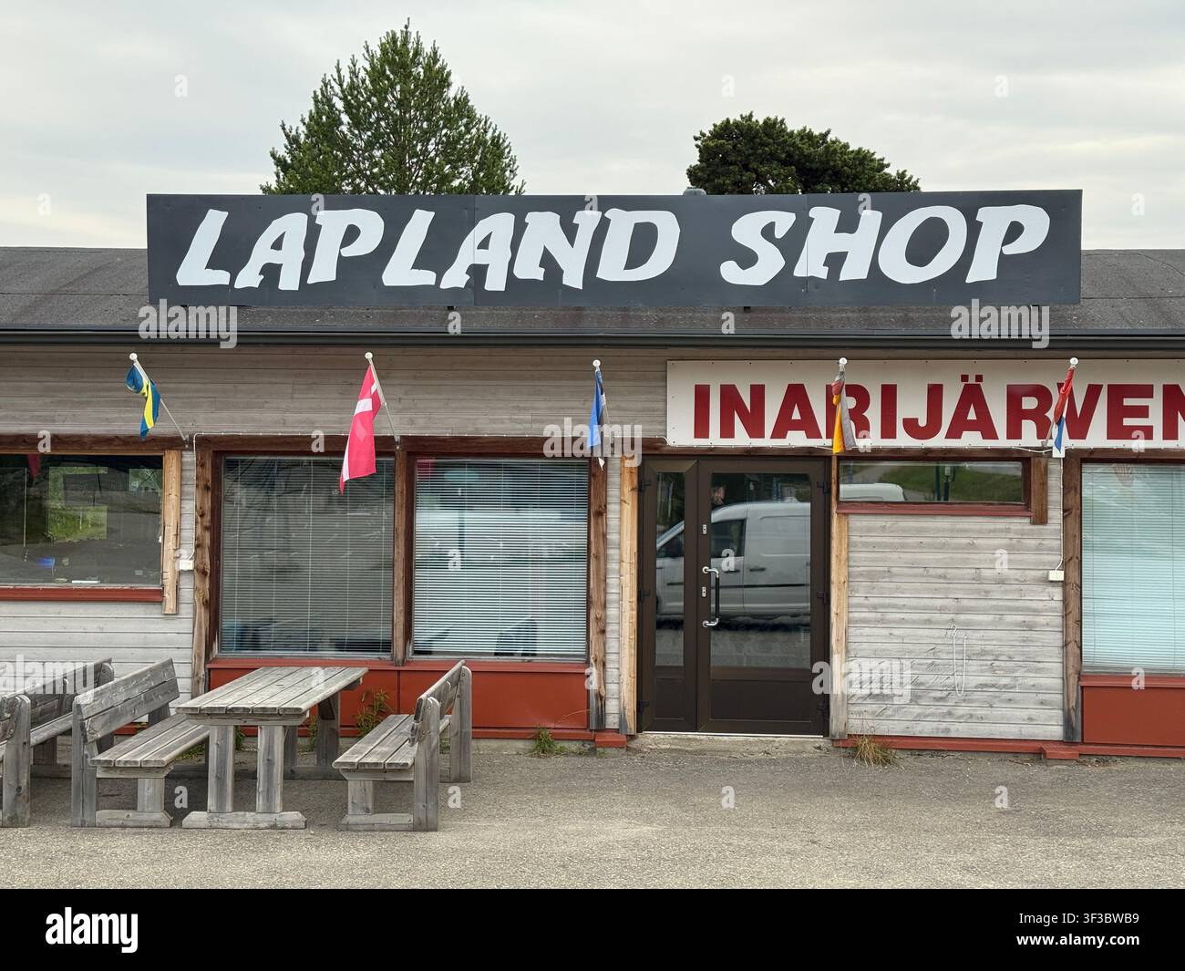 Außenansicht des Lapland Shop in Inari, Finnland, der lokale Souvenirs, Sámi-Handwerkskunst und arktische Geschenke anbietet. - Smartphone-aufgenommenes Stockfoto