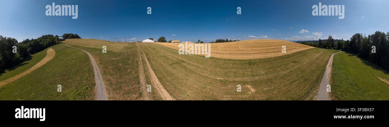 Luftbild von provisorischen Bauwerken, Fahrzeugen und Geräten, die auf dem Gelände des Gurtenfestivals auf dem Gurtenhügel abgebaut werden, mit abgeerntetem Ackerland und Stockfoto