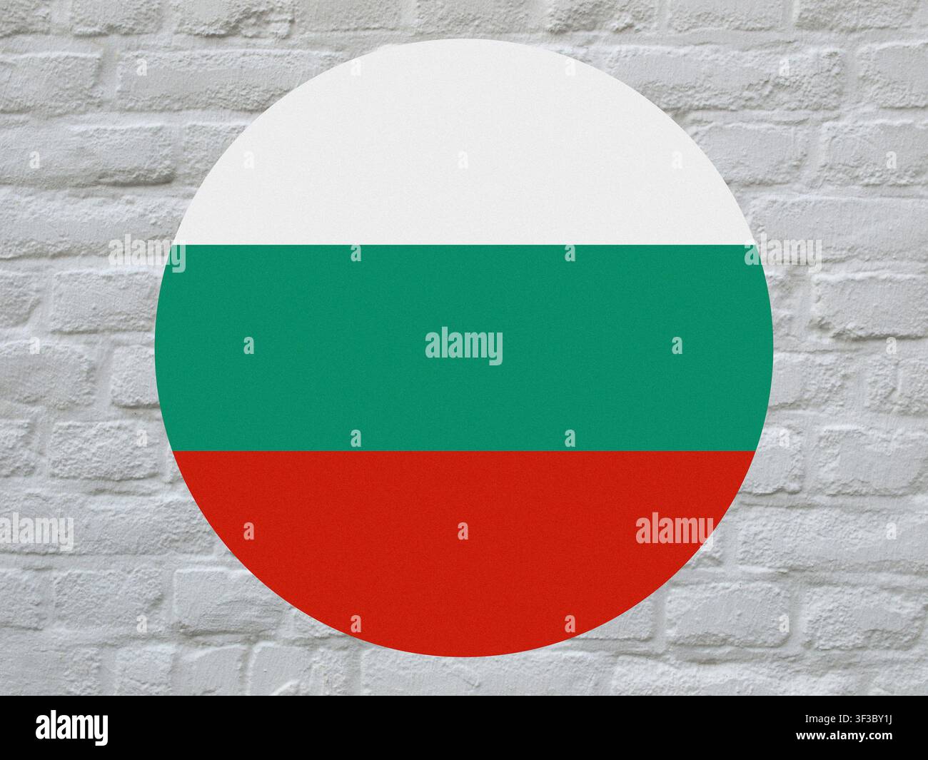 runde bulgarische Nationalflagge Bulgariens, Europa über einer weißen Ziegelwand Stockfoto
