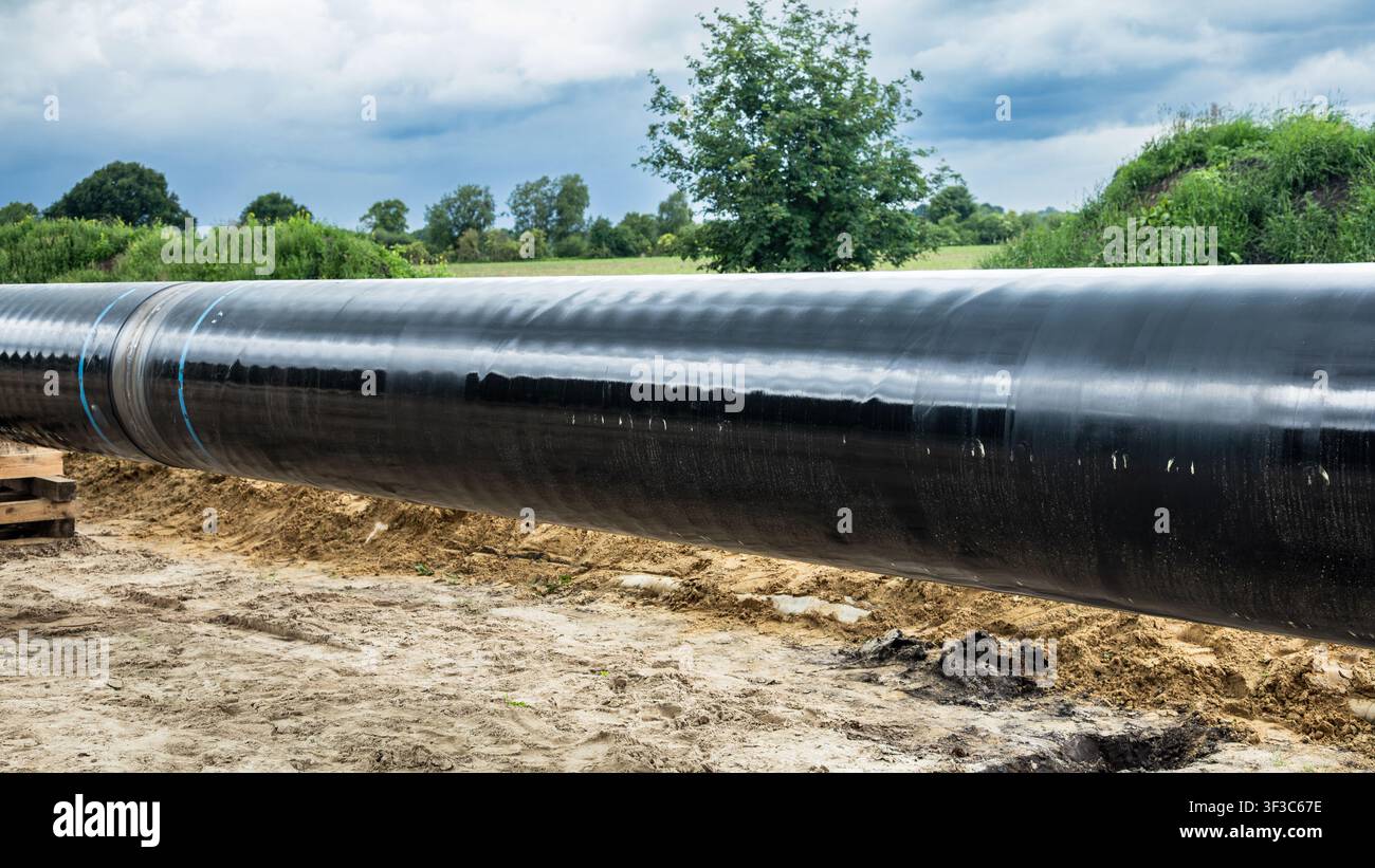 Große Stahlrohrleitung mit Schutzbeschichtung, vorbereitet für die Installation Stockfoto