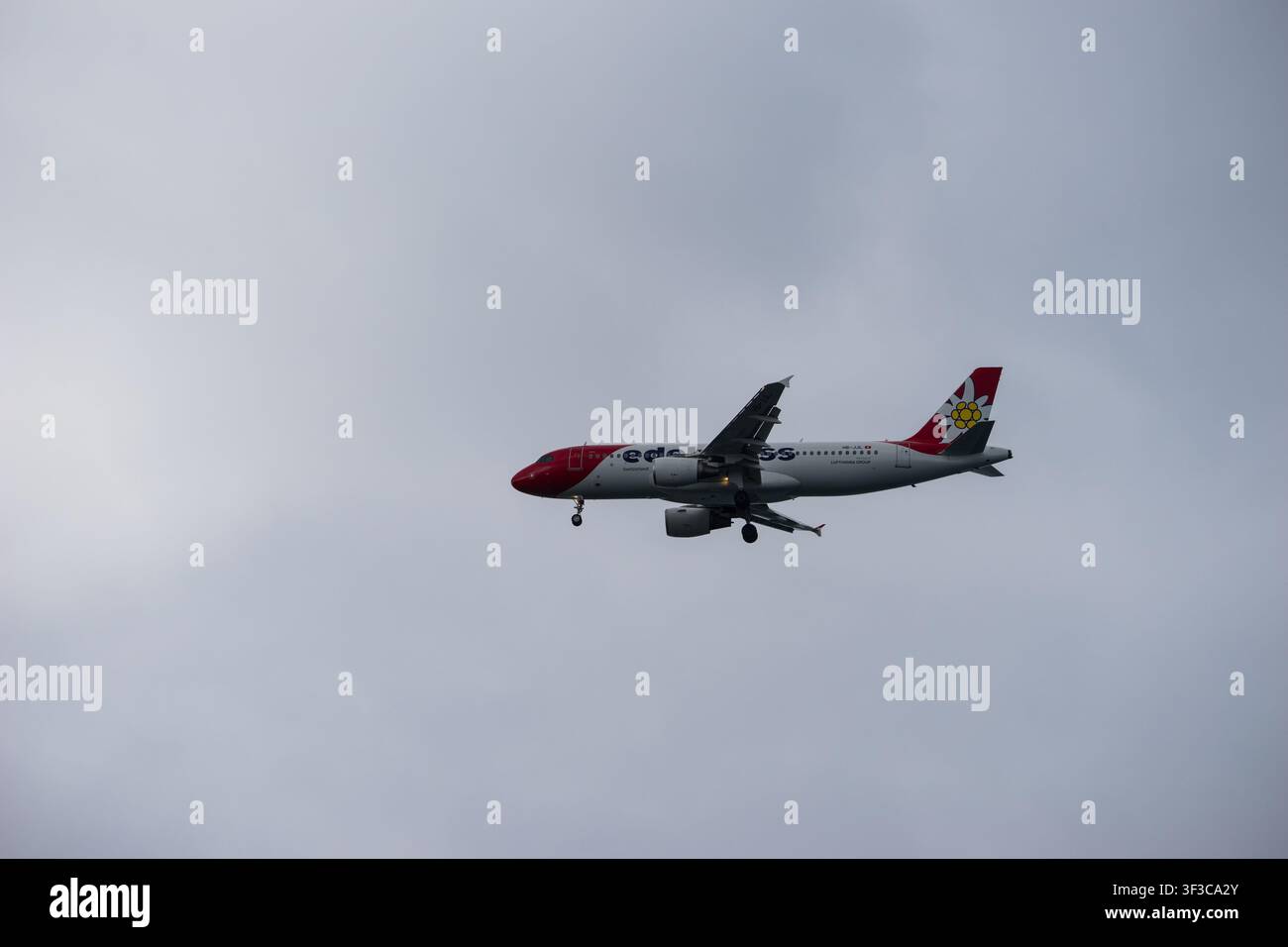 Edelweiss Air. Airbus A320-214-Flugzeug auf dem Weg zum Flughafen Edinburgh, Fahrwerk ausgelassen. Schottland, UK. Stockfoto