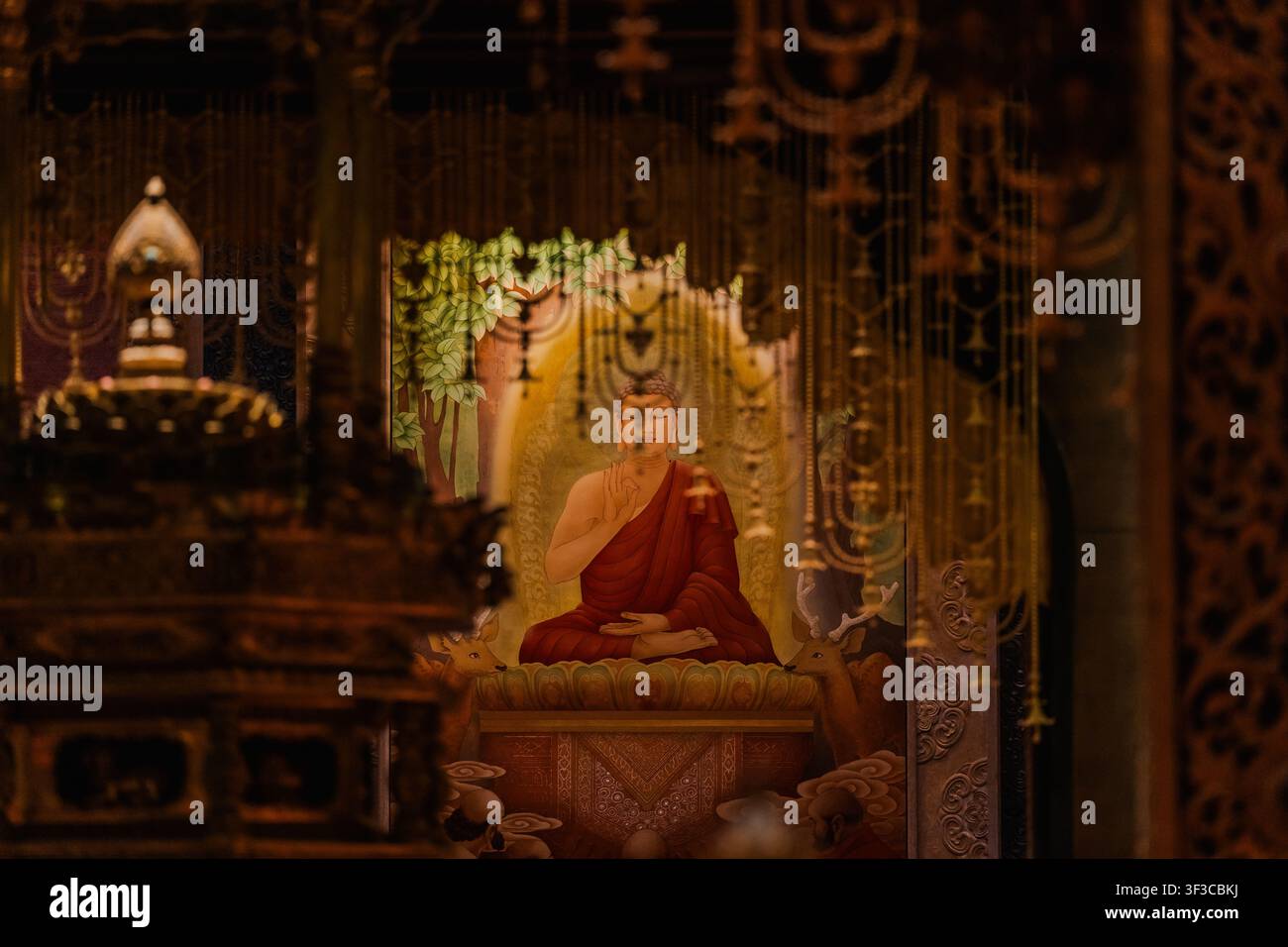 Innenraum eines Tempels Innenraum Tempel Buddha-Altar Opfergaben Stockfoto