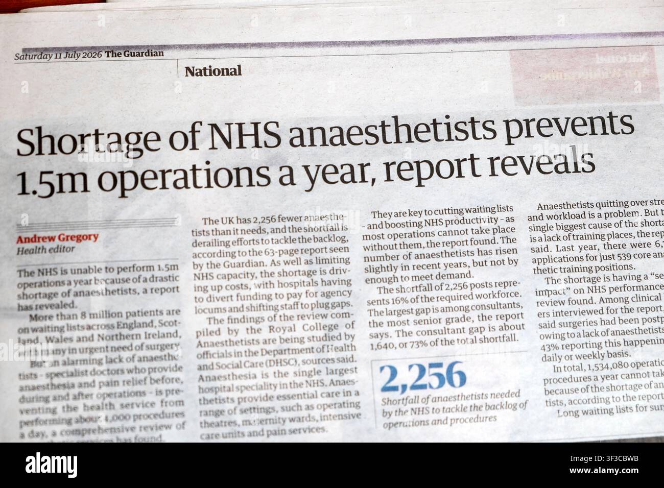 „Mangel an NHS-Narkosepflegern verhindert 1,5 Millionen Operationen pro Jahr, zeigt Bericht offen“, Schlagzeile des Guardian, Gesundheitsartikel, 11. Juli 2026, London, UK Stockfoto