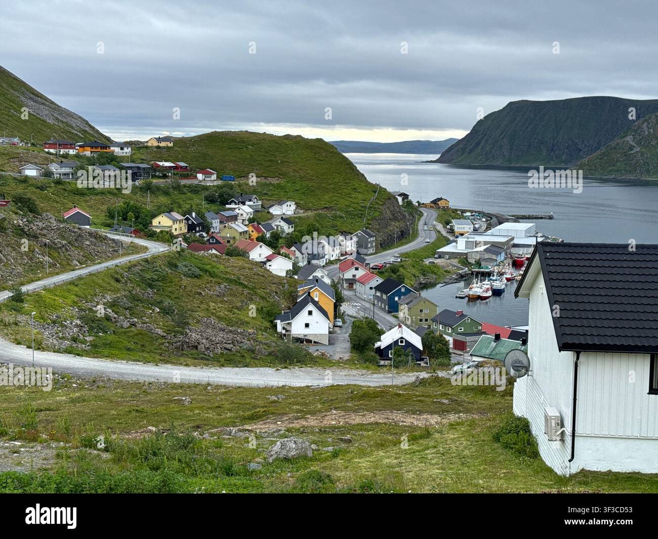 Scenische Ansicht von Honningsvåg, Norwegen, mit farbenfrohen Gebäuden, Hafen und Küstenlandschaft im nördlichen Skandinavien. - Smartphone-aufgenommenes Stockfoto
