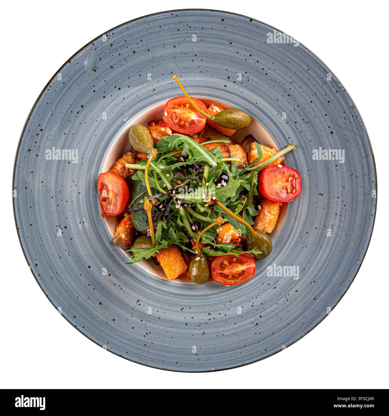 Gourmet-Lachs-Salat mit Kapfernkörnern isoliert Stockfoto