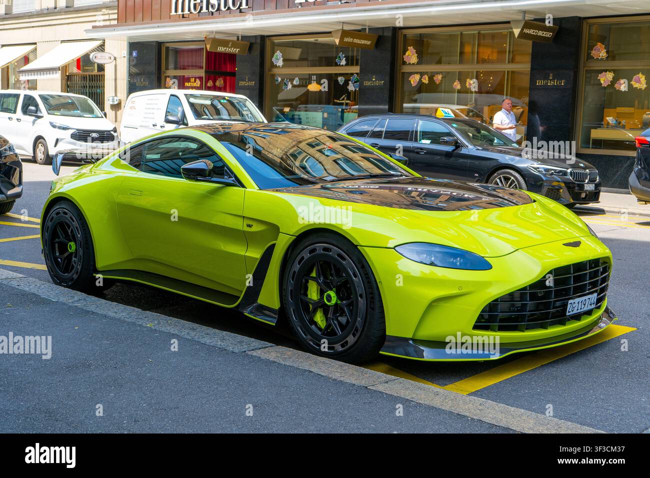 Limettengrüner Aston Martin V12 Vantage Sportwagen, der an der Straße geparkt ist. Zürich, Schweiz - 23. Juni 2026 Stockfoto
