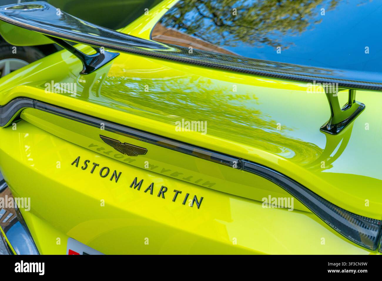 Limettengrüner Aston Martin V12 Vantage Sportwagen, Nahaufnahme des Logos mit Text. Zürich, Schweiz - 23. Juni 2026 Stockfoto