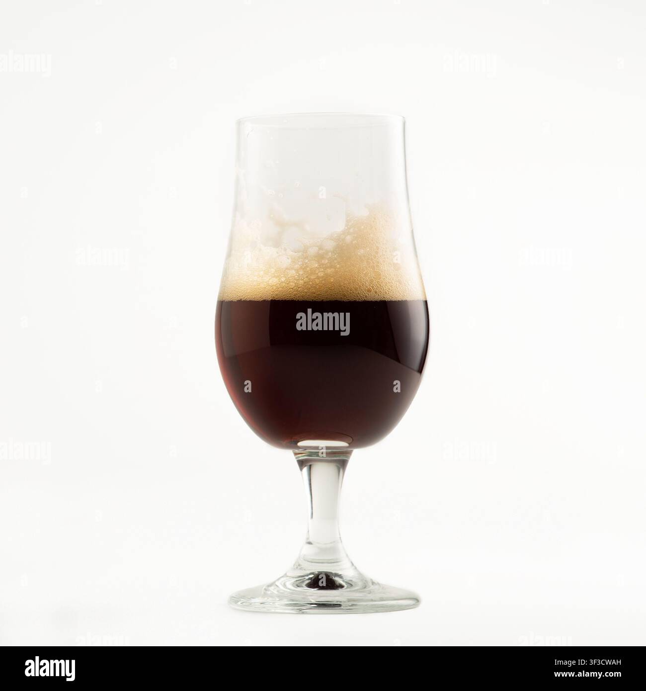 Köstliches dunkles Ale, Pint Lagerbier und Bierwerbung Stockfoto